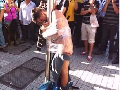 Thief stripped naked and clingfilmed to a lamppost