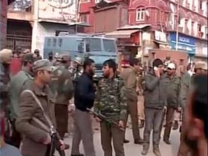 terrorist attack at srinagar lal chowk 14 injured