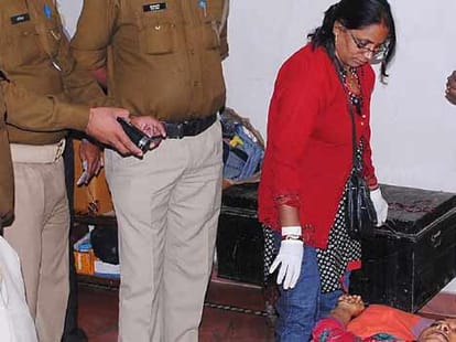 Husband Comitted Suicide after Killing Wife in Agra