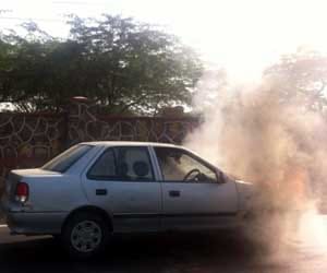 Moving car burn in delhi.