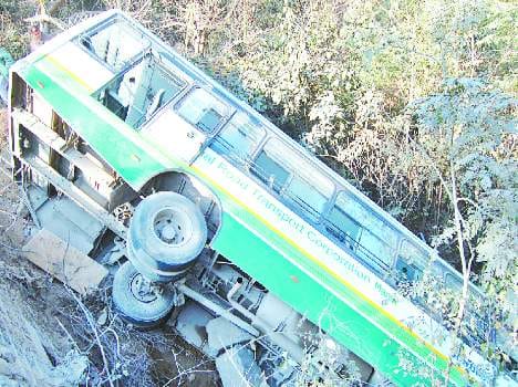 hrtc bus accident at bilaspur, 13 injured.