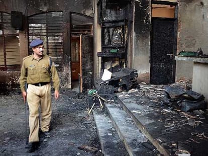 Siege to the police headquarters to investigate fire in church.