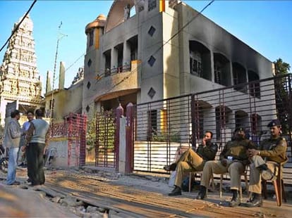 Siege to the police headquarters to investigate fire in church.