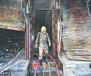 Three shops in Gandhi Nagar in the fire