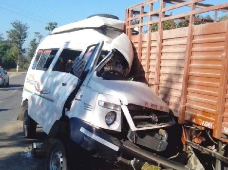 two vehicle clashed, ten injured at kangra.