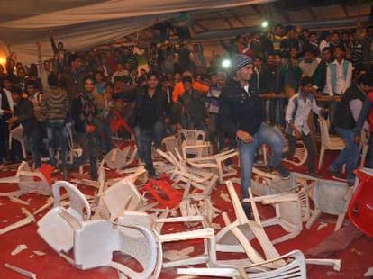 Ruckus in Lucknow Mahotsav