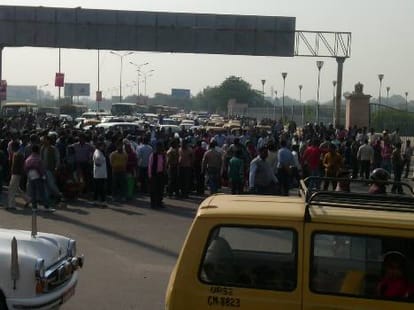 up police beats women in lucknpw roads.