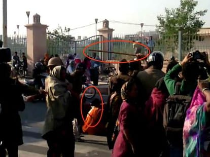 up police beats women in lucknpw roads.
