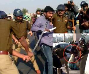 up police beats women in lucknpw roads.