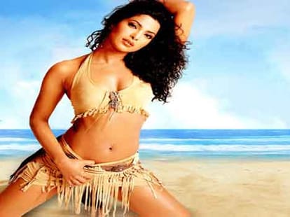 Priyanka regains her sexiest Asian crown from katreena