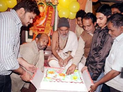 cat baby birthday in ghaziabad temple.