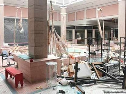 why more than 100 shopping mall has been closed in america?