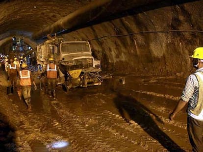 delhi metro phase 3 tunnel.