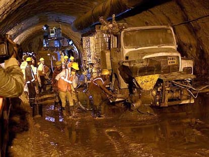 delhi metro phase 3 tunnel.