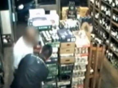 thief hipnotises shopowner and pick pockets him