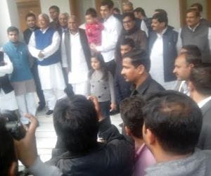 lalu and rabri come with shagun to mulayam's home.