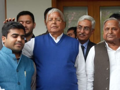 Mulayam Singh Yadav Welcomes Samdhi Lalu Prasad Yadav