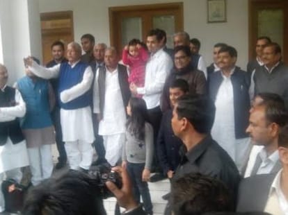 lalu and rabri come with shagun to mulayam's home.