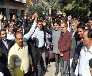 In court casts locks, public court boycott.