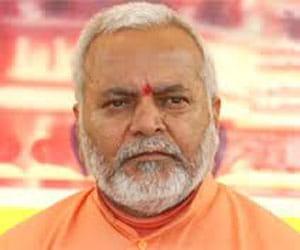 swami chinmayanand fight with shishya husband.