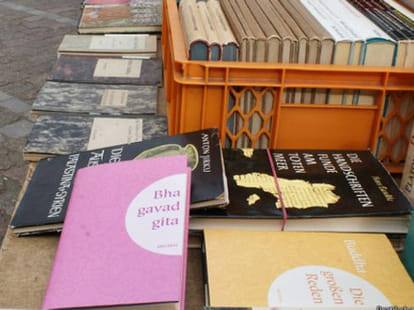 geeta sells on the road side at berlin in germany