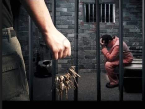 Ideal central prison prisoner attack warder. 