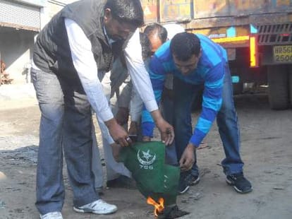 Controversy in Jind on Burning Pakistan Flag