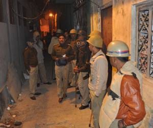 Tension in Lucknow - 2 Groups of Same Stated Fighting