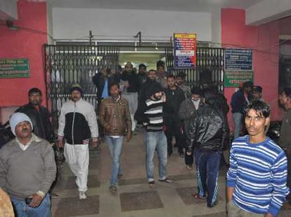 Tension in Lucknow - 2 Groups of Same Stated Fighting