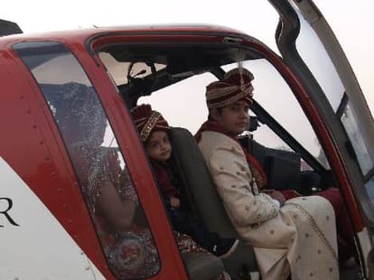 unique wedding, groom take helecopter to got his bride
