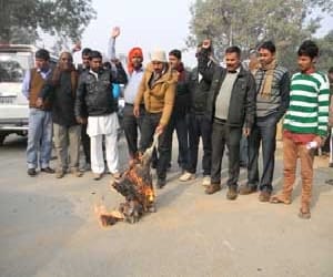 AAP Centre's effigy burnt.