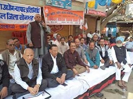 Traders kept off the market , the protesting