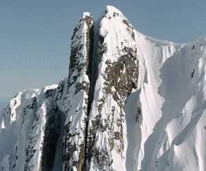 man makes into 5 feet crevice amid mountain
