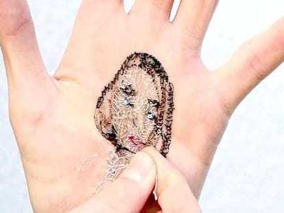 artist who grows plants on palm!
