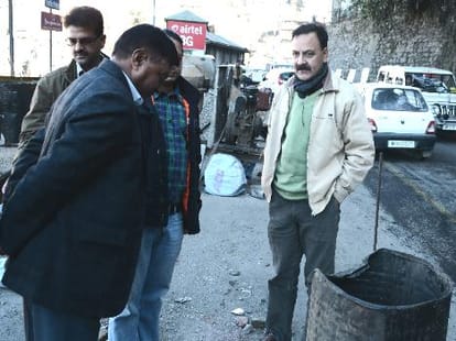 contractor protest againest mc shimla of not paid their money.