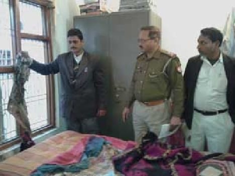 demanded one caror rangdari from Advocate