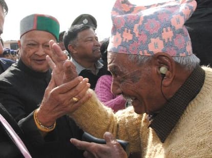 tug-of-war between cm virbhadra singh and mla ravinder ravi over central unniversity issue.