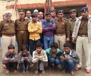 fake ticket collect arrest, looting by train passangers
