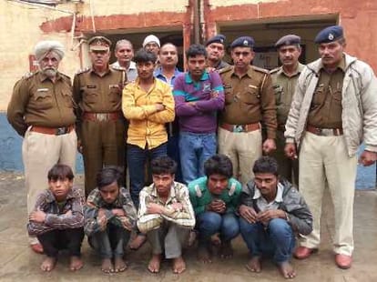 fake ticket collect arrest, looting by train passangers