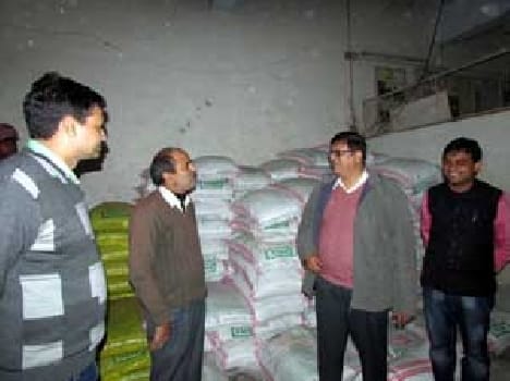 Director, Center for fertilizer Kiadirek inspect .
