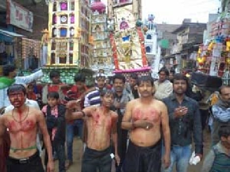 Between protection of the procession turned Chehllum