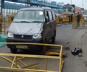 Road accident in Delhi - Policemen injured, None came for help