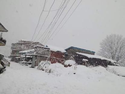 heavy snowfall in himachal seven died.