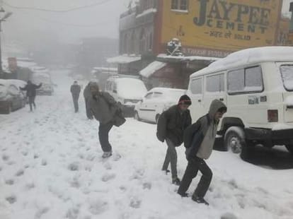 heavy snowfall in himachal seven died.
