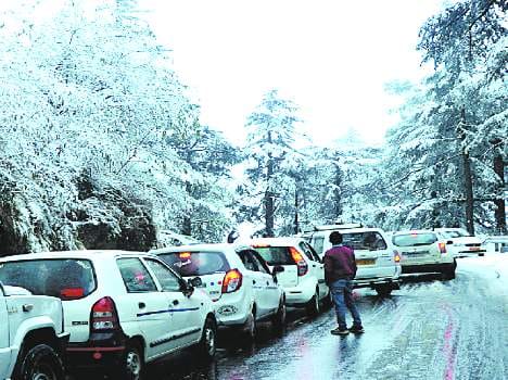 road block due to snow fall at shimla.