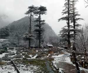 Winter chill freezes Kashmir Valley, Leh