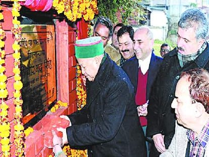 tug-of-war between cm virbhadra singh and mla ravinder ravi over central unniversity issue.
