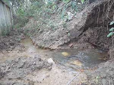The water supply pipe bursts stalled three villages