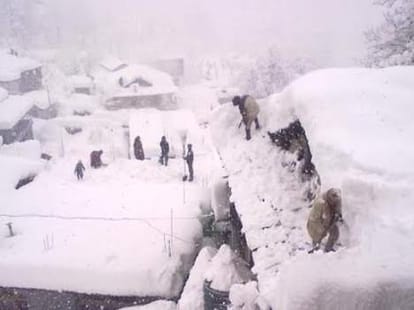 12 lives trapped in the ice desert at shikari maa velly at mandi himachal.