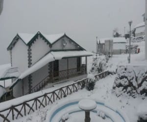 rain and snowfall continue in uttarakhand.